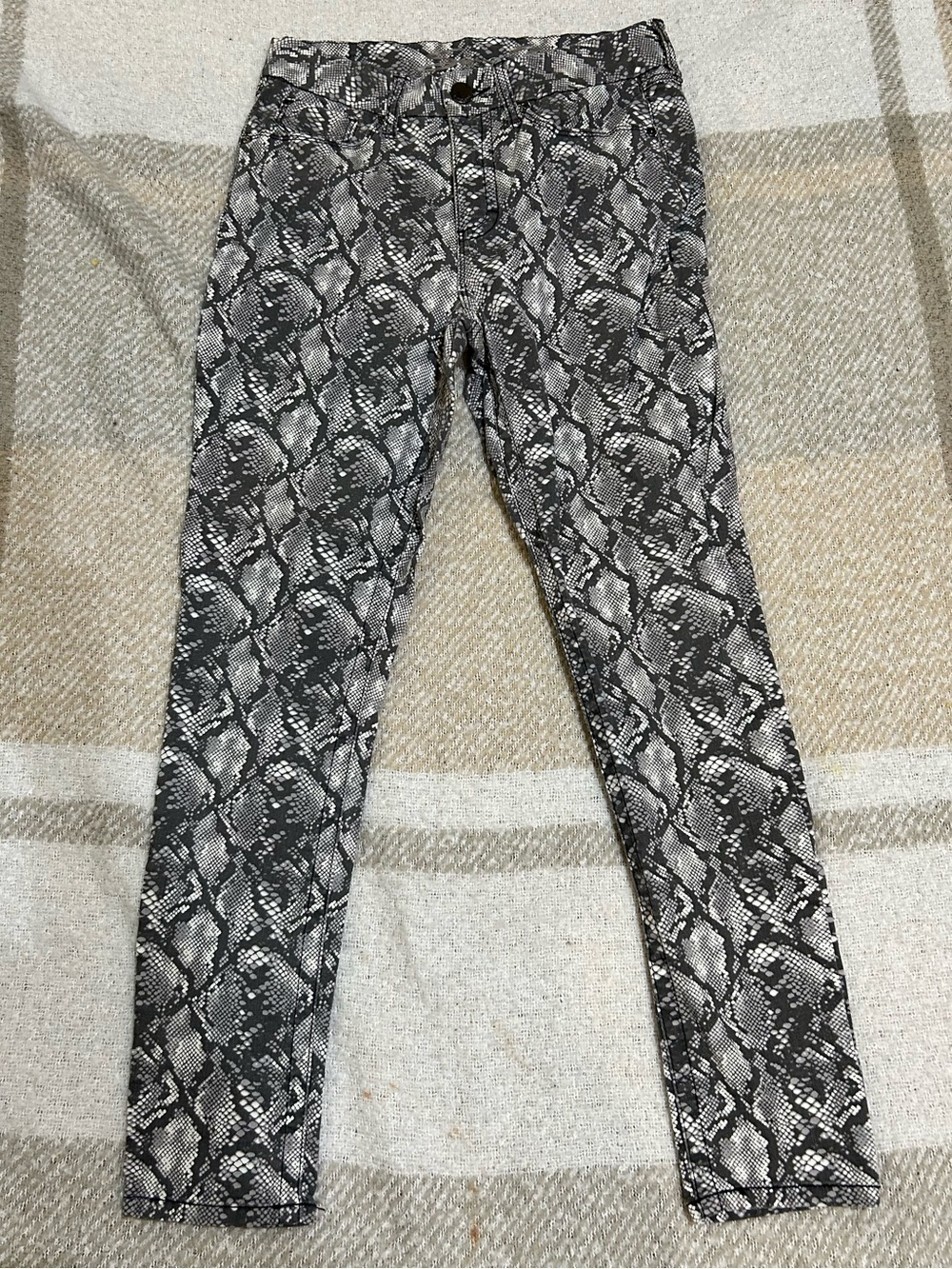 Seven7 Silver Jeans Snake Print Skinny Jeans in Black and Gray EUC